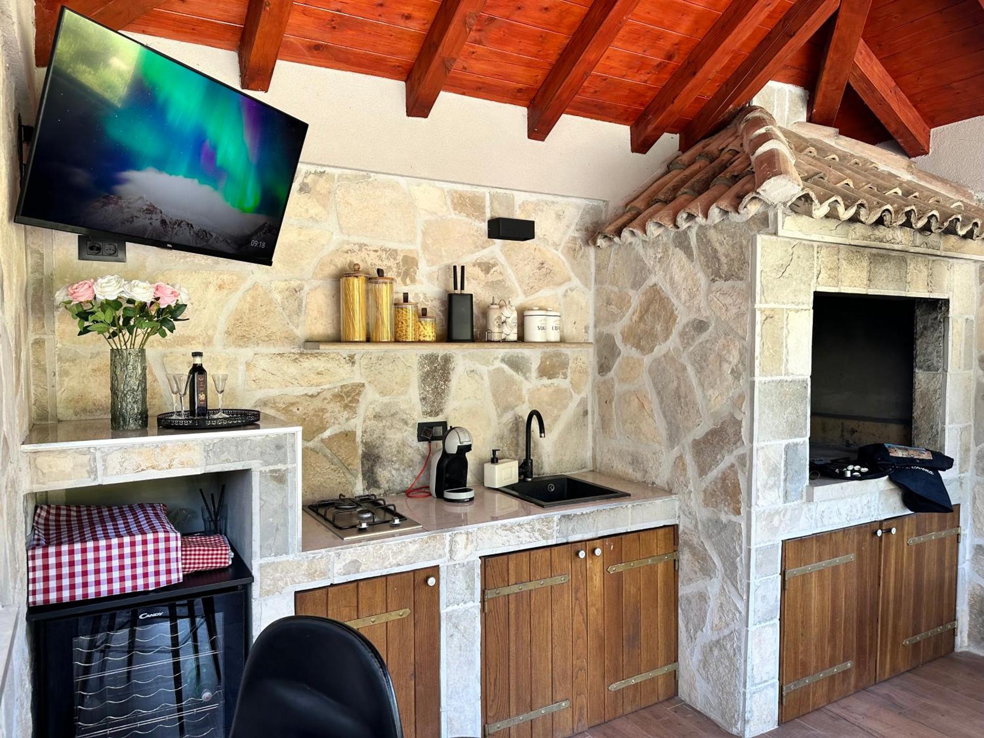 Villa Ivona With Swimming Pool And Jacuzzi Oslje Luaran gambar